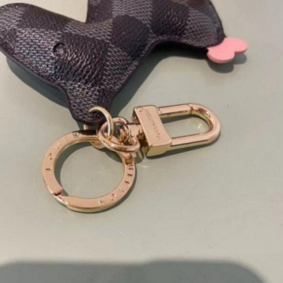 Chic Dachshund Key Ring with Pink Heart - Picture 4 of 4